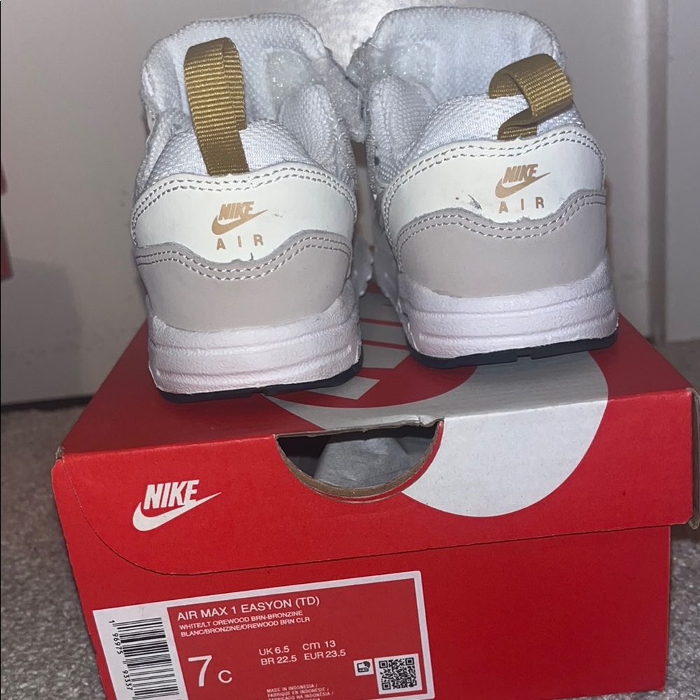 Nike White and Gold Sneakers Classic Low-Top Design